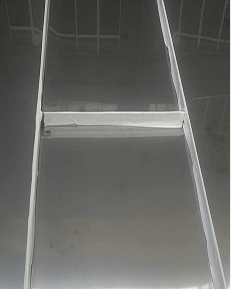 第二道密封：相邻箱体上立边加装单面胶条